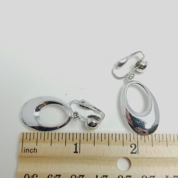Vintage Silver Tone Dangle Clip on earring, Oval Shape, Retro Design, Estate - Picture 4 of 6